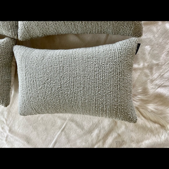 Safavieh 11” x 18” hooked pillows, set of 4, excellent cond. - Picture 5 of 9